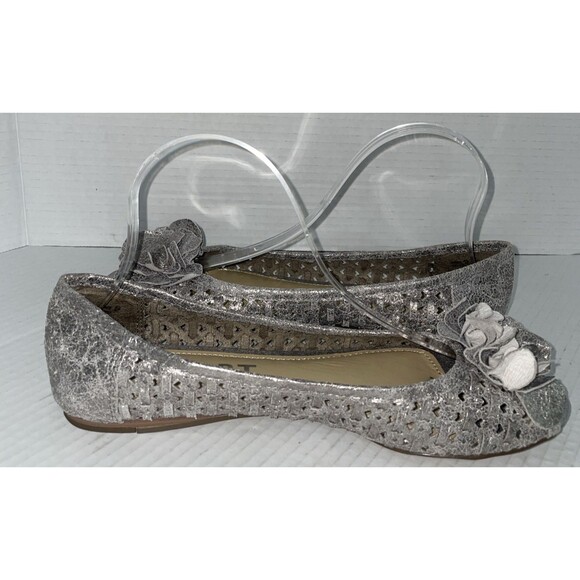 Report Flats Women’s Size 9 Silver Leather Peep Toe Ballet Flower Cutout Shoes - Picture 7 of 14